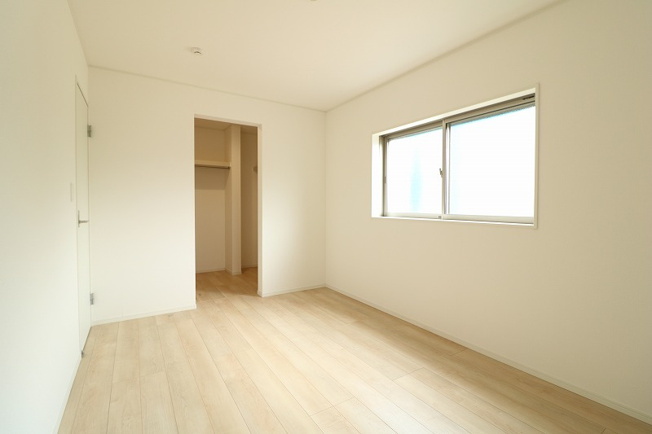 【寝室】 | 練馬区東大泉7丁目　未入居一戸建住宅　全5棟　（保谷店） | 全居室に収納スペースが備わりお部屋を広々お使いいただけます。