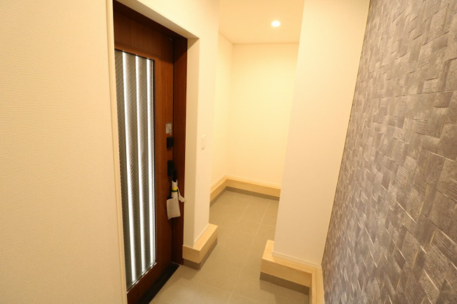 【玄関】 | 練馬区東大泉7丁目　未入居一戸建住宅　全5棟　（保谷店） | 大容量のシューズインクロークが備わり外用品もお部屋を汚さず収納可能です。