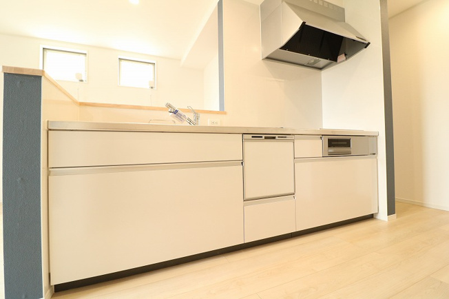 【キッチン】 | 練馬区東大泉7丁目　未入居一戸建住宅　全5棟　（保谷店） | お皿洗いの負担を減らす食洗機付きシステムキッチン。