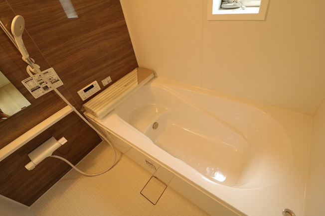 【浴室】 | 練馬区東大泉7丁目　未入居一戸建住宅　全5棟　（保谷店） | 1日の疲れを癒す広々としたバスルーム。浴室乾燥機が備わり、天候を気にせず洗濯物を干すことが可能です。