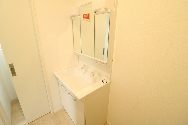 【独立洗面台】 | 練馬区東大泉7丁目　未入居一戸建住宅　全5棟　（保谷店） | 洗面台には大きく見やすい三面鏡が付いているので、身支度がスムーズに行えます。