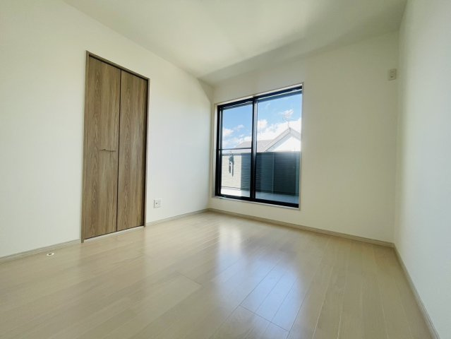 昆陽南３丁目　建築条件付き土地のその他|【洋室/施工例】
バルコニーに出入りできるお部屋は開放感がありますね♪クローゼットがあることでお部屋がスッキリ片付きますね！