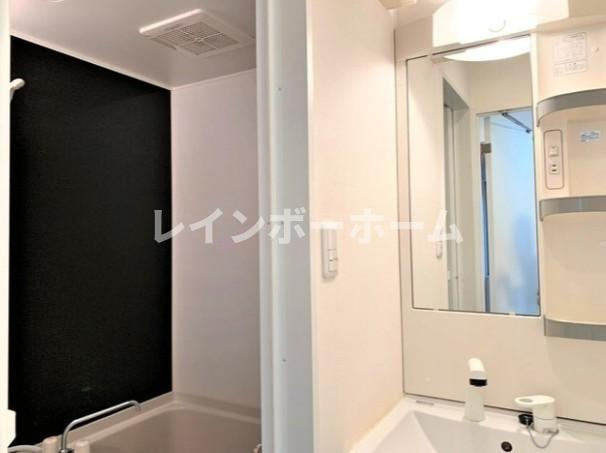 コスモポリタンの独立洗面台