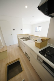 【キッチン】 | 【仲介手数料無料！！】府中市日新町４丁目　新築戸建て（全7棟）2号棟　4990万円