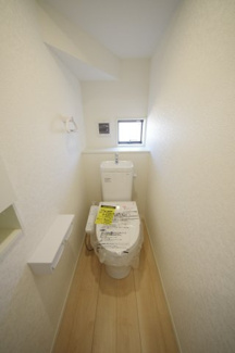 【トイレ】 | 【仲介手数料無料！！】府中市日新町４丁目　新築戸建て（全7棟）2号棟　4990万円