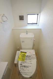 【トイレ】 | 【仲介手数料無料！！】府中市日新町４丁目　新築戸建て（全7棟）2号棟　4990万円