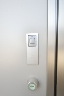 【防犯設備】 | 【仲介手数料無料！！】府中市日新町４丁目　新築戸建て（全7棟）2号棟　4990万円 | 玄関カードキー対応