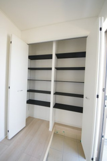 【収納】 | 【仲介手数料無料！！】府中市日新町４丁目　新築戸建て（全7棟）2号棟　4990万円 | 玄関収納