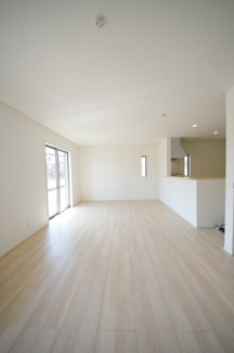 【居間・リビング】 | 【仲介手数料無料！！】府中市日新町４丁目　新築戸建て（全7棟）2号棟　4990万円