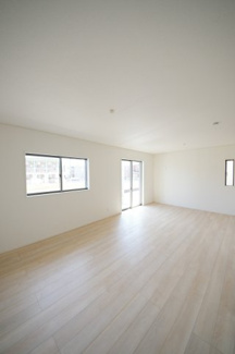 【居間・リビング】 | 【仲介手数料無料！！】府中市日新町４丁目　新築戸建て（全7棟）2号棟　4990万円