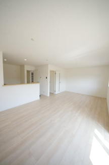 【居間・リビング】 | 【仲介手数料無料！！】府中市日新町４丁目　新築戸建て（全7棟）2号棟　4990万円