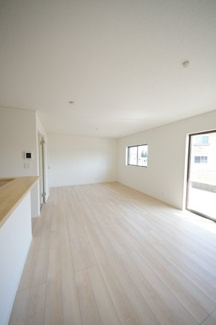 【居間・リビング】 | 【仲介手数料無料！！】府中市日新町４丁目　新築戸建て（全7棟）2号棟　4990万円