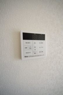 【発電・温水設備】 | 【仲介手数料無料！！】府中市日新町４丁目　新築戸建て（全7棟）2号棟　4990万円 | 給湯器リモコン