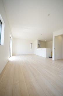 【居間・リビング】 | 【仲介手数料無料！！】府中市日新町４丁目　新築戸建て（全7棟）2号棟　4990万円