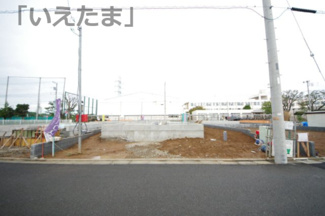 【外観】 | 【仲介手数料無料！！】府中市日新町４丁目　新築戸建て（全7棟）2号棟　5190万円 | 令和７年11月1日撮影　建築中