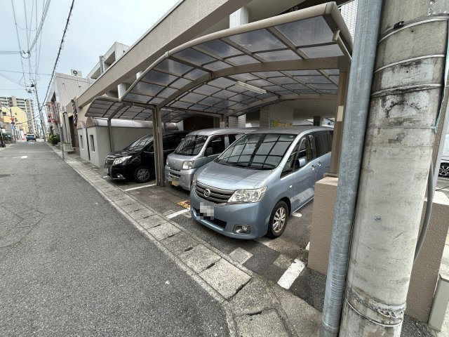 グランシャリオSATOHの駐車場