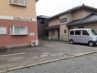【駐車場】 | エクセレントコーポ | 駐車場に車を止められます