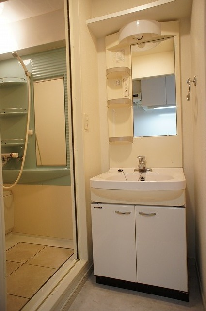 エンクレスト福岡の洗面所|明るい洗面所です