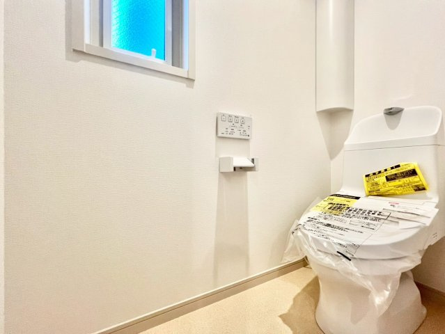 北区志茂3丁目　新築戸建　残2棟のトイレ|ウォシュレット付きのトイレはいつも快適！(1号棟)

現地ご見学希望・資料請求などお気軽にお問い合わせ下さい！
03-5990-5201