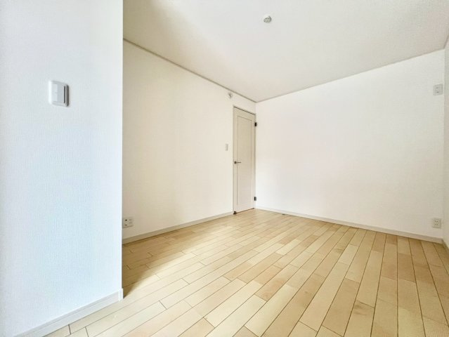 北区志茂3丁目　新築戸建　残2棟の洋室|木目調で落ち着いた雰囲気の内装は、どんなインテリアにも合わせやすいデザイン。(1号棟)

現地ご見学希望・資料請求などお気軽にお問い合わせ下さい！
03-5990-5201