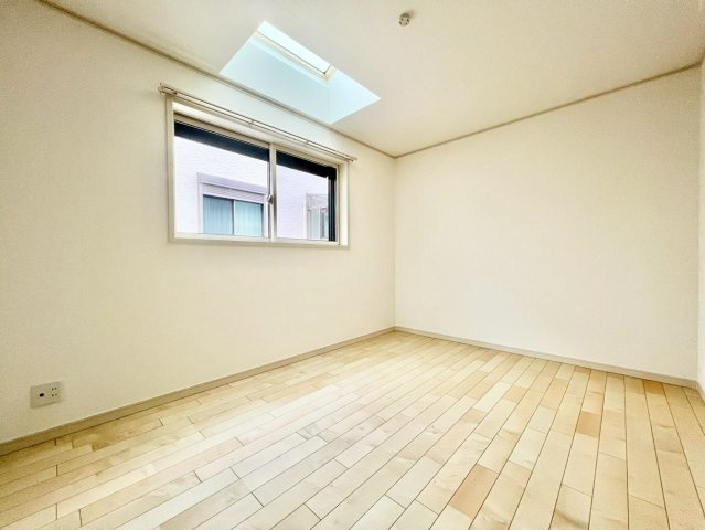 北区志茂3丁目　新築戸建　残2棟の洋室|各部屋に窓を設置！明るい日差しが降り注ぐ心地よい室内は、日々の暮らしに安らぎを与えてくれます。(1号棟)

現地ご見学希望・資料請求などお気軽にお問い合わせ下さい！
03-5990-5201