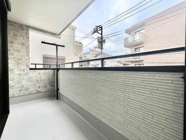 北区志茂3丁目　新築戸建　残2棟のバルコニー|陽当り良好の南向きバルコニーで、お洗濯物干しもはかどります。(1号棟)

現地ご見学希望・資料請求などお気軽にお問い合わせ下さい！
03-5990-5201