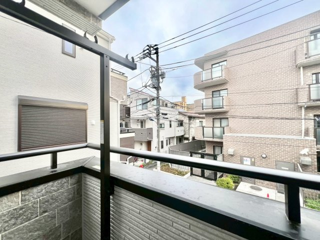 北区志茂3丁目　新築戸建　残2棟のバルコニー|2面バルコニーのため、お洗濯物が多いご家庭も安心です。(1号棟)

現地ご見学希望・資料請求などお気軽にお問い合わせ下さい！
03-5990-5201