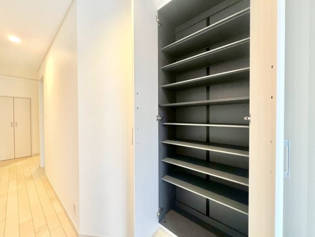 北区志茂3丁目　新築戸建　残2棟の収納|玄関横にはシューズボックスがついているため、片付いた玄関がキープできます！(1号棟)

現地ご見学希望・資料請求などお気軽にお問い合わせ下さい！
03-5990-5201