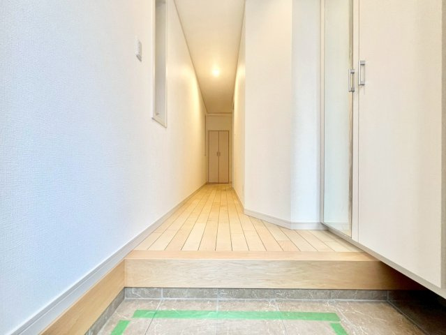 北区志茂3丁目　新築戸建　残2棟の玄関|お出かけ前の身だしなみチェックに役立つ鏡と収納完備の玄関です。(1号棟)

現地ご見学希望・資料請求などお気軽にお問い合わせ下さい！
03-5990-5201