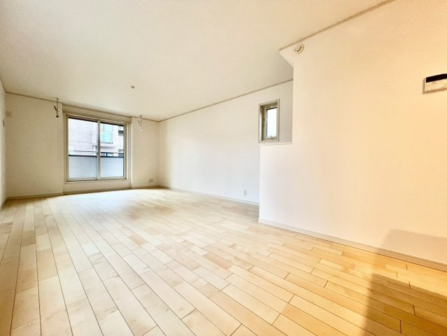 北区志茂3丁目　新築戸建　残2棟の居間・リビング|南向きのバルコニーから明るい陽射しが降り注ぐ、寛ぎのリビング。(1号棟)

現地ご見学希望・資料請求などお気軽にお問い合わせ下さい！
03-5990-5201