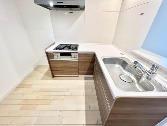 北区志茂3丁目　新築戸建　残2棟のキッチン|お料理をしながらご家族の様子を見渡せる対面式キッチン。ビルトイン食洗機付きで家事の負担を軽減します。(1号棟)

現地ご見学希望・資料請求などお気軽にお問い合わせ下さい！
03-5990-5201