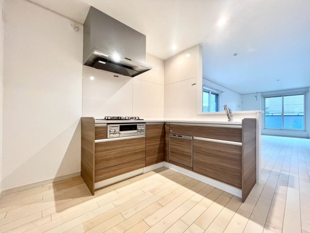 北区志茂3丁目　新築戸建　残2棟のキッチン|使いやすいＬ字型のキッチン！移動距離が少ないのがポイント。(1号棟)

現地ご見学希望・資料請求などお気軽にお問い合わせ下さい！
03-5990-5201