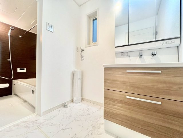 北区志茂3丁目　新築戸建　残2棟の独立洗面台|三面鏡の裏には収納が付いているため、スムーズに身支度が完了します！(1号棟)

現地ご見学希望・資料請求などお気軽にお問い合わせ下さい！
03-5990-5201