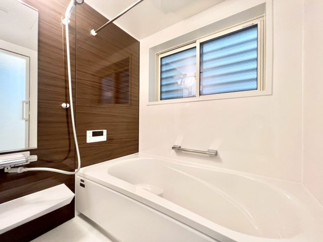 北区志茂3丁目　新築戸建　残2棟の浴室|浴室乾燥機付きのため、雨の日の洗濯物干しやカビの予防にも役立ちます。(1号棟)

現地ご見学希望・資料請求などお気軽にお問い合わせ下さい！
03-5990-5201