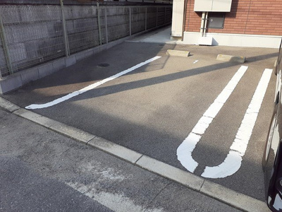 【駐車場】 | ステュ－ディオ招提 | 駐車場に車を止められます