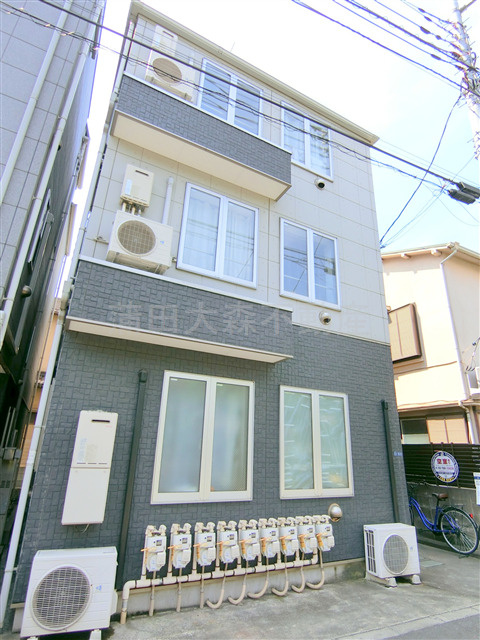 エスポワール羽田壱番館の外観|2012年6月築　木造地上3階建て総戸数9戸　東京都大田区羽田3丁目　
京急空港線大鳥居駅徒歩10分、穴守稲荷駅徒歩6分　目の前公園の落ち着いた住環境！