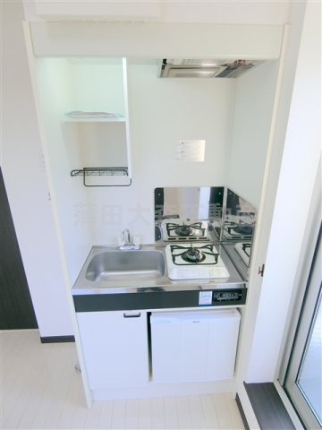 エスポワール羽田壱番館のキッチン|ミニ冷蔵庫付のガスキッチン