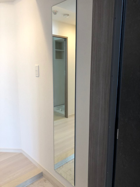 グランカーサ上野入谷の設備|玄関に姿見鏡付きです