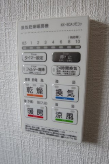 【冷暖房・空調設備】 | 【仲介手数料無料！！】府中市日新町４丁目　新築戸建て（全7棟）4号棟　4890万円 | 浴室暖房・乾燥・換気・涼風