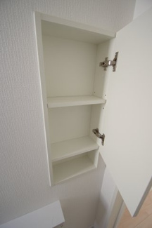 【収納】 | 【仲介手数料無料！！】府中市日新町４丁目　新築戸建て（全7棟）4号棟　4890万円 | トイレ内小物入れ