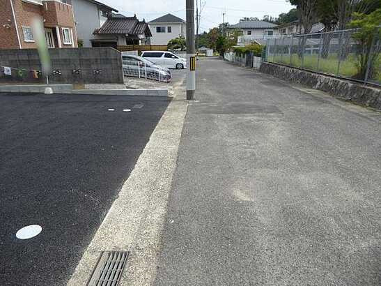 【前面道路含む現地写真】