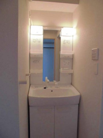 グランツ　ＴＡ・ＴＵ・ＭＩの独立洗面台|明るい洗面所です