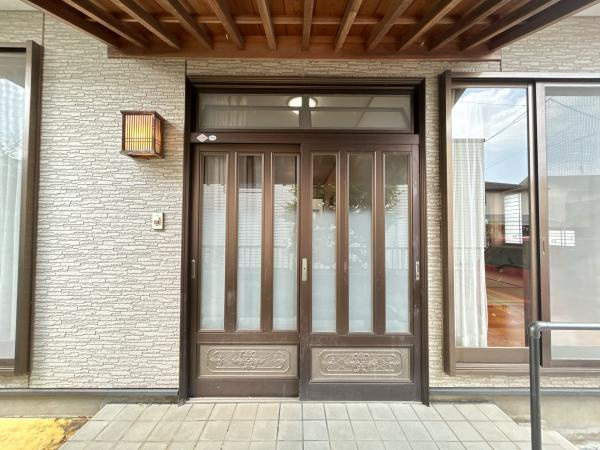 下野市文教　中古戸建の玄関