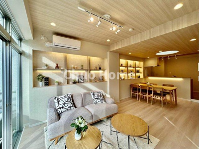 【ダイニング】 | コーポ押上 | 【ダイニング】忙しい朝でも、しっかり家族が揃って食事をして頂けるゆとりある大きさのダイニングスペース。奥様が作る手料理をカウンター越しに受けとって頂き、テーブルで囲む素敵な時間を存分に愉しんで下さい。