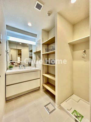 【脱衣所】 | コーポ押上 | 【洗面所】明るい洗面所は朝をすっきりさせてくれる空間です。バタバタしている忙しい朝でも収納が多い洗面台では短い時間で効率良く支度ができます。