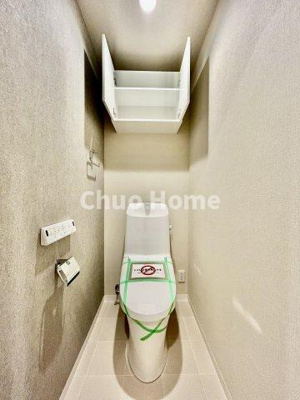 【トイレ】 | コーポ押上 | 【トイレ】 収納スペースをしっかりと確保した温水洗浄便座機能付きトイレ。温水洗浄便座は清潔にお使いいただくための大切なアイテムです。