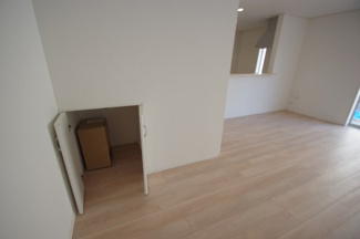 【収納】 | 【仲介手数料無料！！】府中市日新町４丁目　新築戸建て（全7棟）5号棟　4690万円 | 階段下収納（リビング内）
