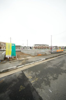 【前面道路含む現地写真】 | 【仲介手数料無料！！】府中市日新町４丁目　新築戸建て（全7棟）5号棟　4990万円 | 令和７年11月1日撮影　建築中