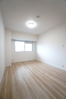 【洋室】 | 【上質リノベ】サーパス沼田 | 【洋室約6.0帖】
心と体をゆったりと安らげる主寝室。
寝室のゆとりが大きい分だけ、
暮らしの安らぎは深まります。
一日の疲れを癒すだけでなく、
ご夫婦の親密な語らいを紡ぎ出します。