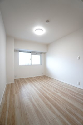 【洋室】 | 【上質リノベ】サーパス沼田 | 【洋室約6.0帖】
心と体をゆったりと安らげる主寝室。
寝室のゆとりが大きい分だけ、
暮らしの安らぎは深まります。
一日の疲れを癒すだけでなく、
ご夫婦の親密な語らいを紡ぎ出します。